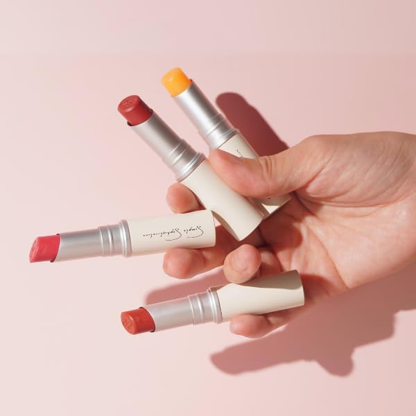 Uso diario del bálsamo labial Simple Sophistication para confort de labios.