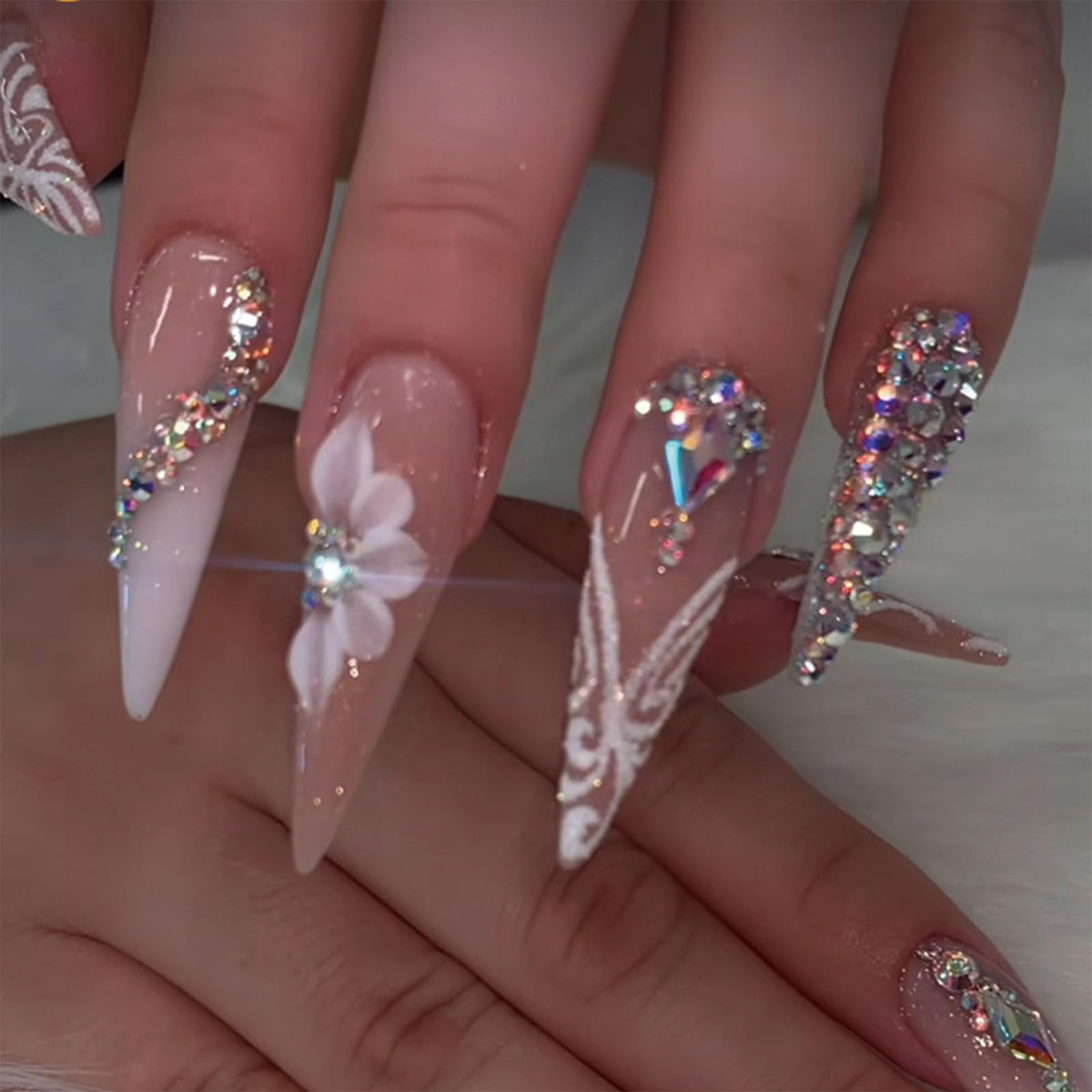 SINHOT Unas stiletto largas brillantes para un acabado elegante y rápido.
