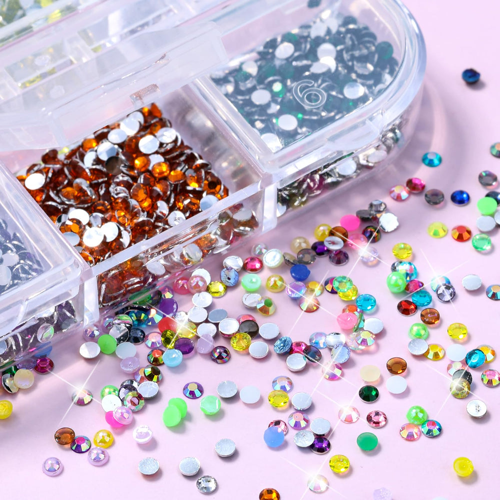 Perlas medias y piedras de sinyanail, tonos variados para detalles sutiles.
