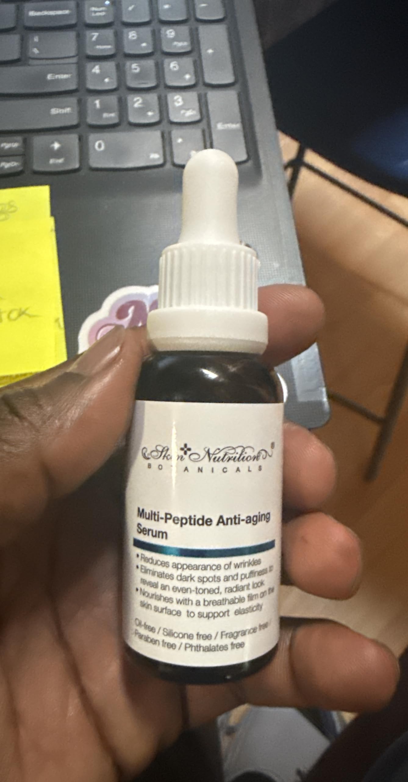 Textura ligera de Skin Nutrition Botanicals Serum que se absorbe sin dejar grasa.
