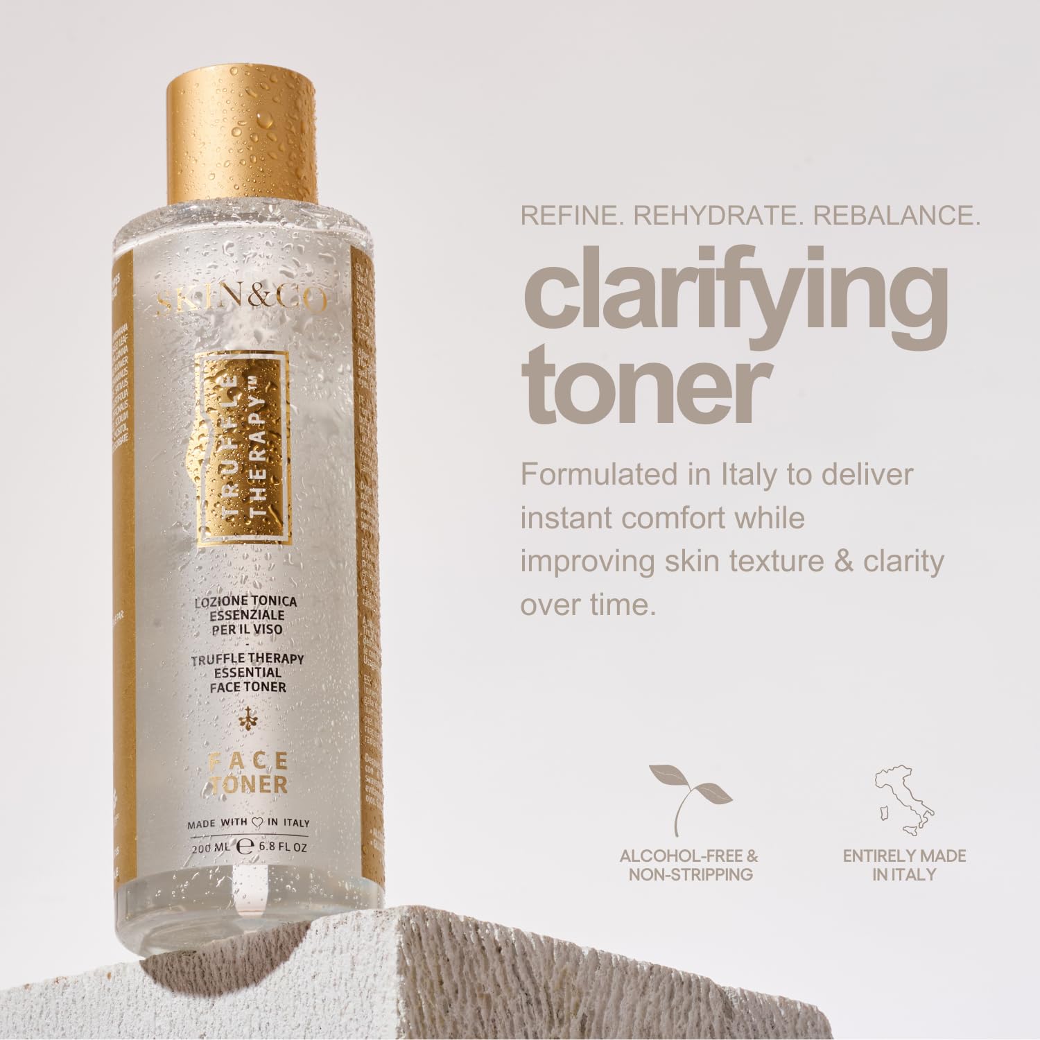 Aplicación suave del Tónico SKIN&CO Roma Trufa Terapia para equilibrar el sebo.