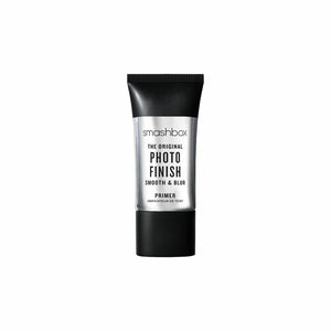 Smashbox Photo Finish suaviza líneas finas y poros para un acabado suave.