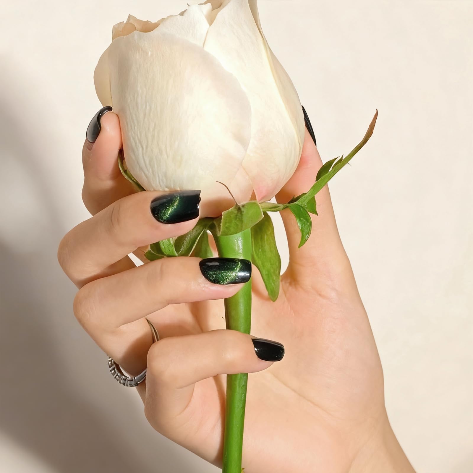 Uñas con acabado brillante gracias al efecto ojo de gato de SnypeeLab