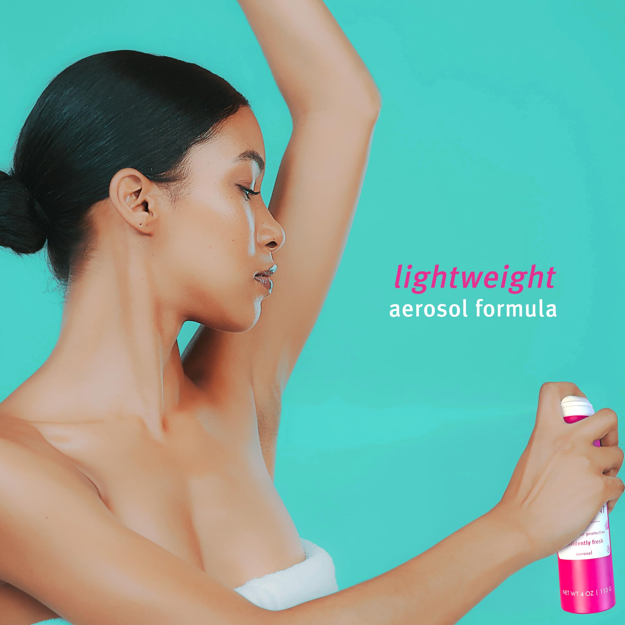 Aplicación de spray con textura seca de Soft Dri para frescura duradera.