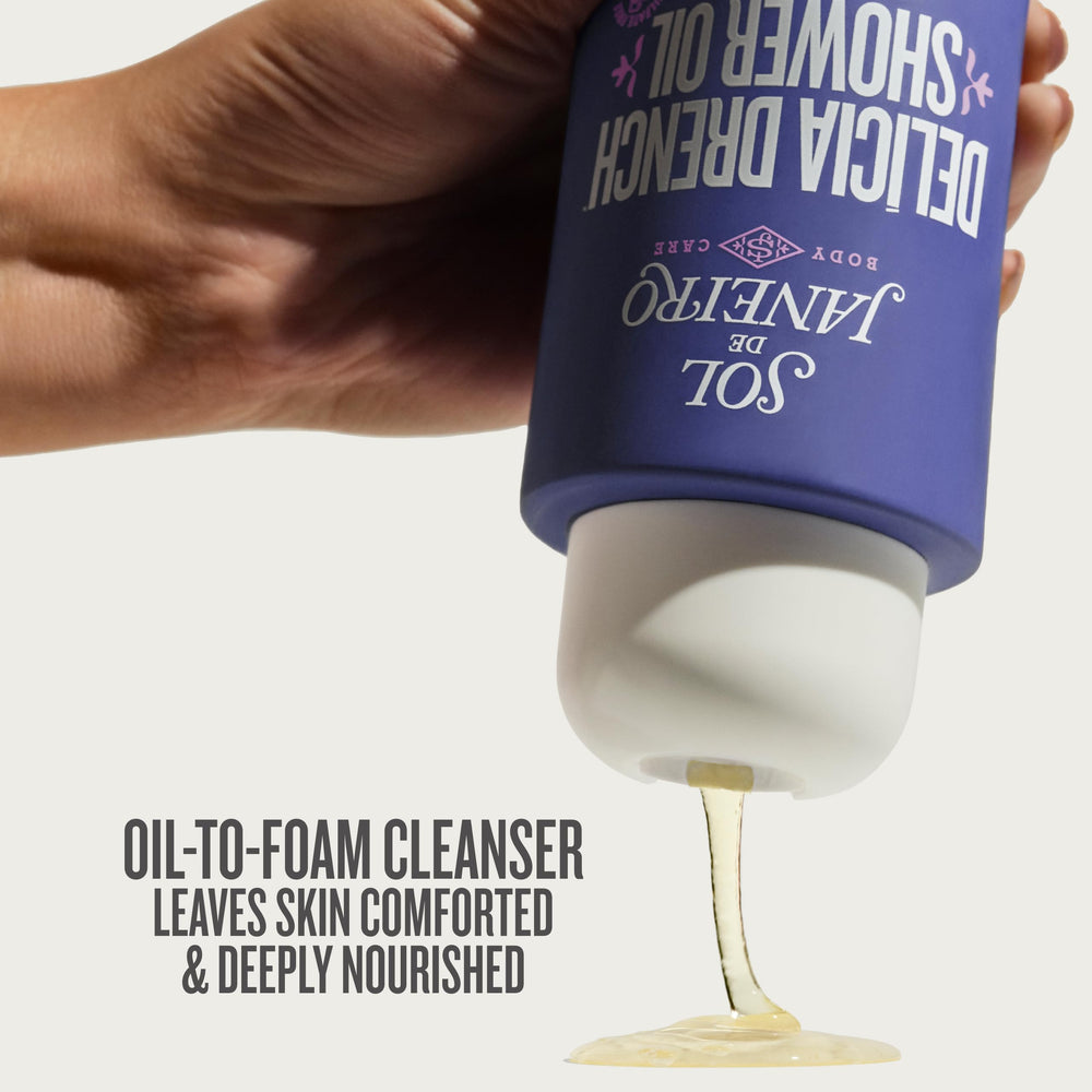 Sol de Janeiro Delícia Drench, vertiendo producto para una limpieza suave que humecta