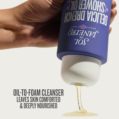 Sol de Janeiro Delícia Drench, vertiendo producto para una limpieza suave que humecta