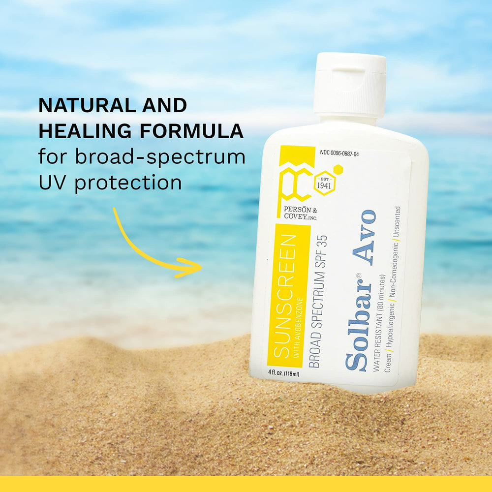Aplicación suave de Solbar AVO SPF 35 en crema solar para la piel.