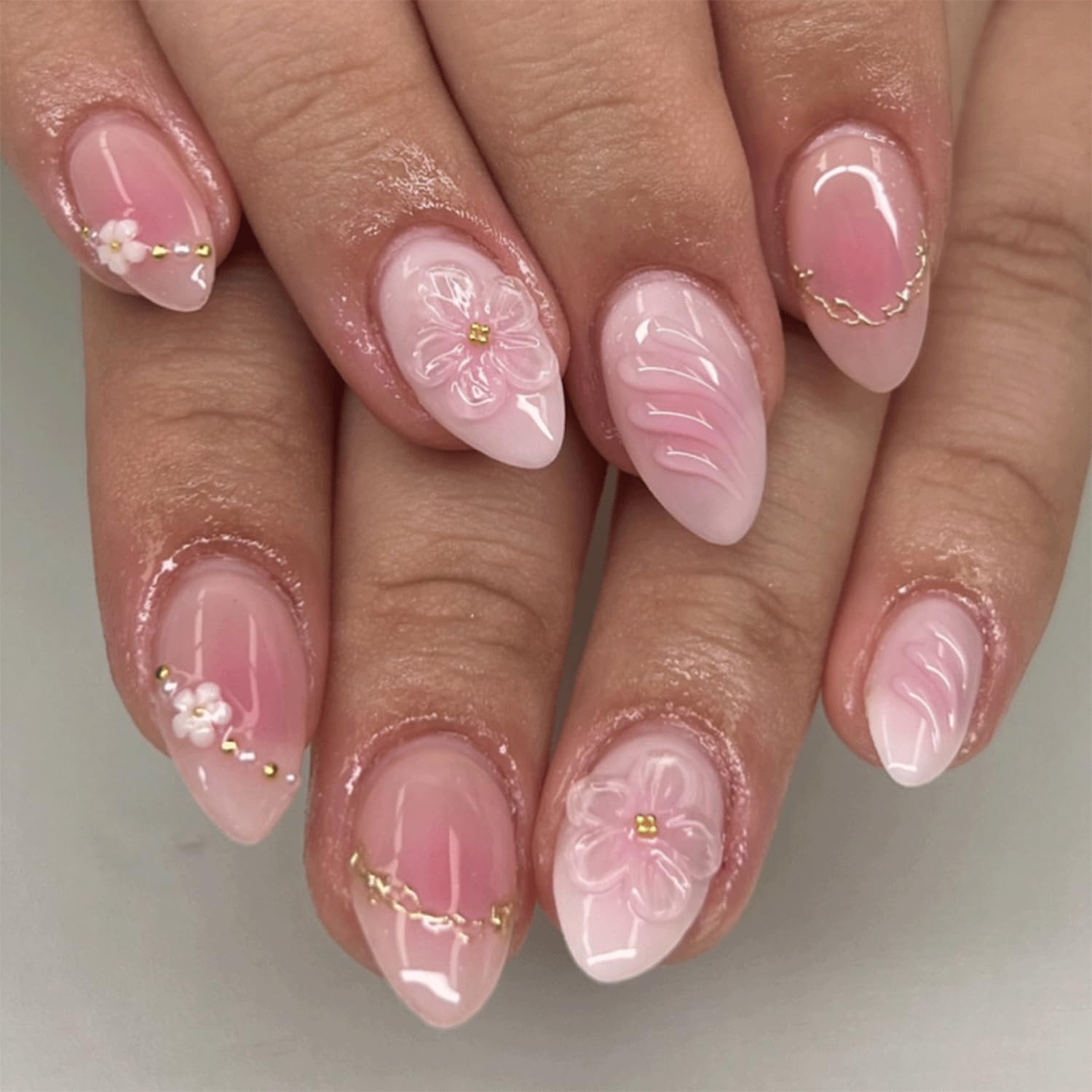 Spebozy uñas press 3D florales rosadas con gemas doradas para un look elegante.