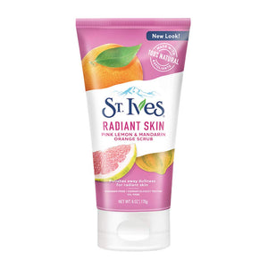St. Ives exfoliante radiante en frasco, brillo visible en la piel.