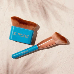 Uso del cepillo St.Tropez en clavícula y codos para tono natural.