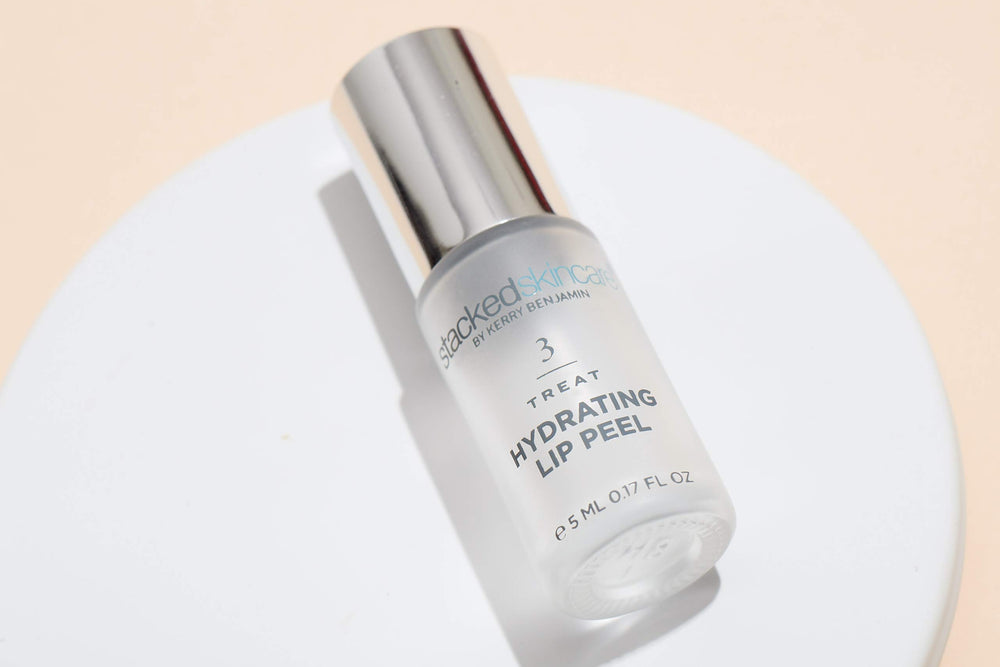 StackedSkincare fórmula con AHA y ácido glicólico, exfolia y nutre para labios más suaves.