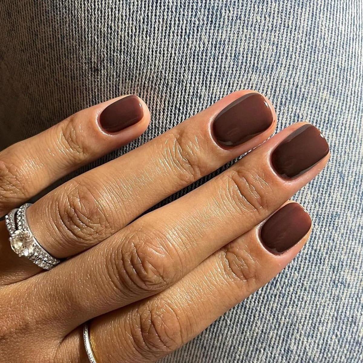 Uñas postizas Stbisen marrón chocolate con aspecto elegante y duradero.