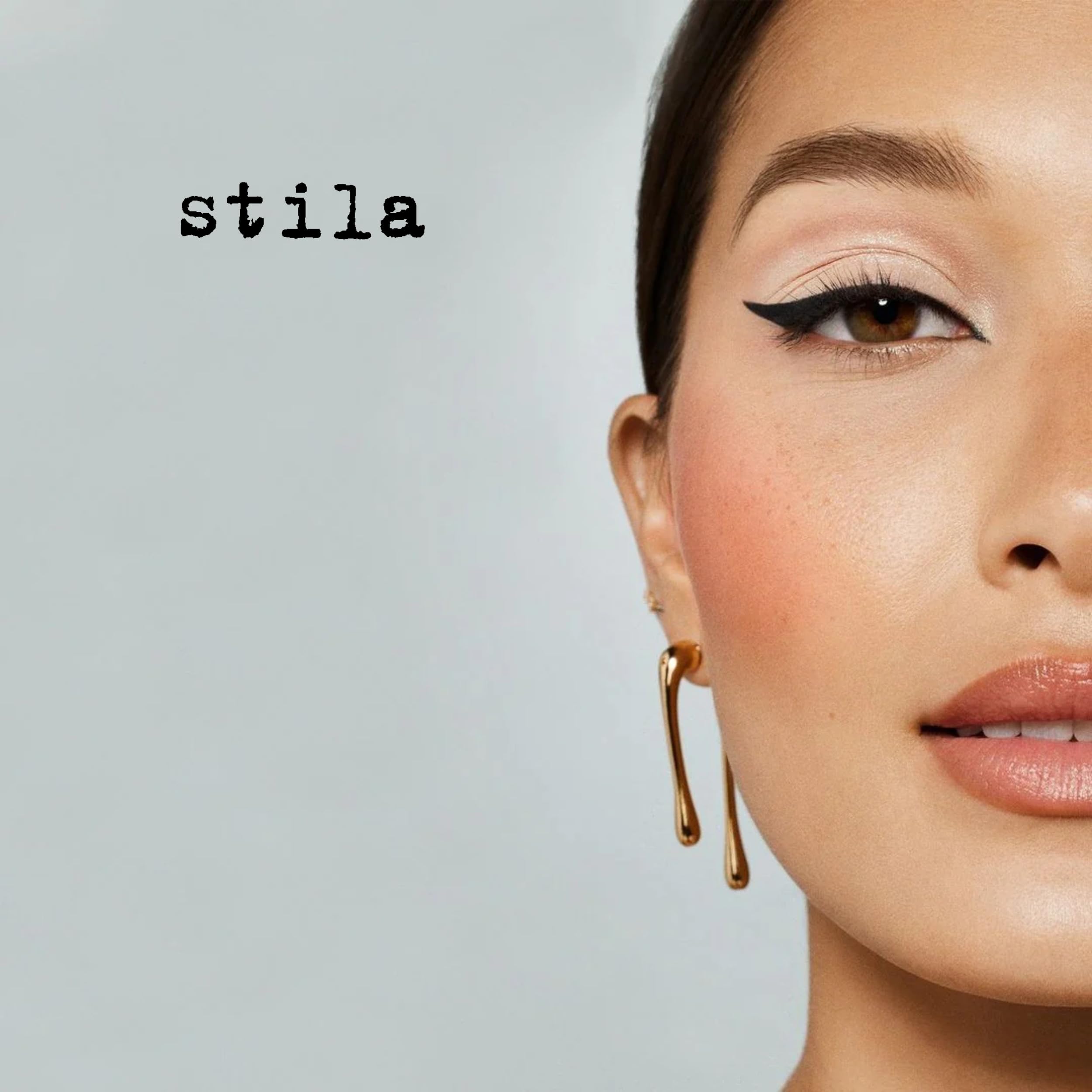 Empaque compacto de delineador Stila, listo para llevar.
