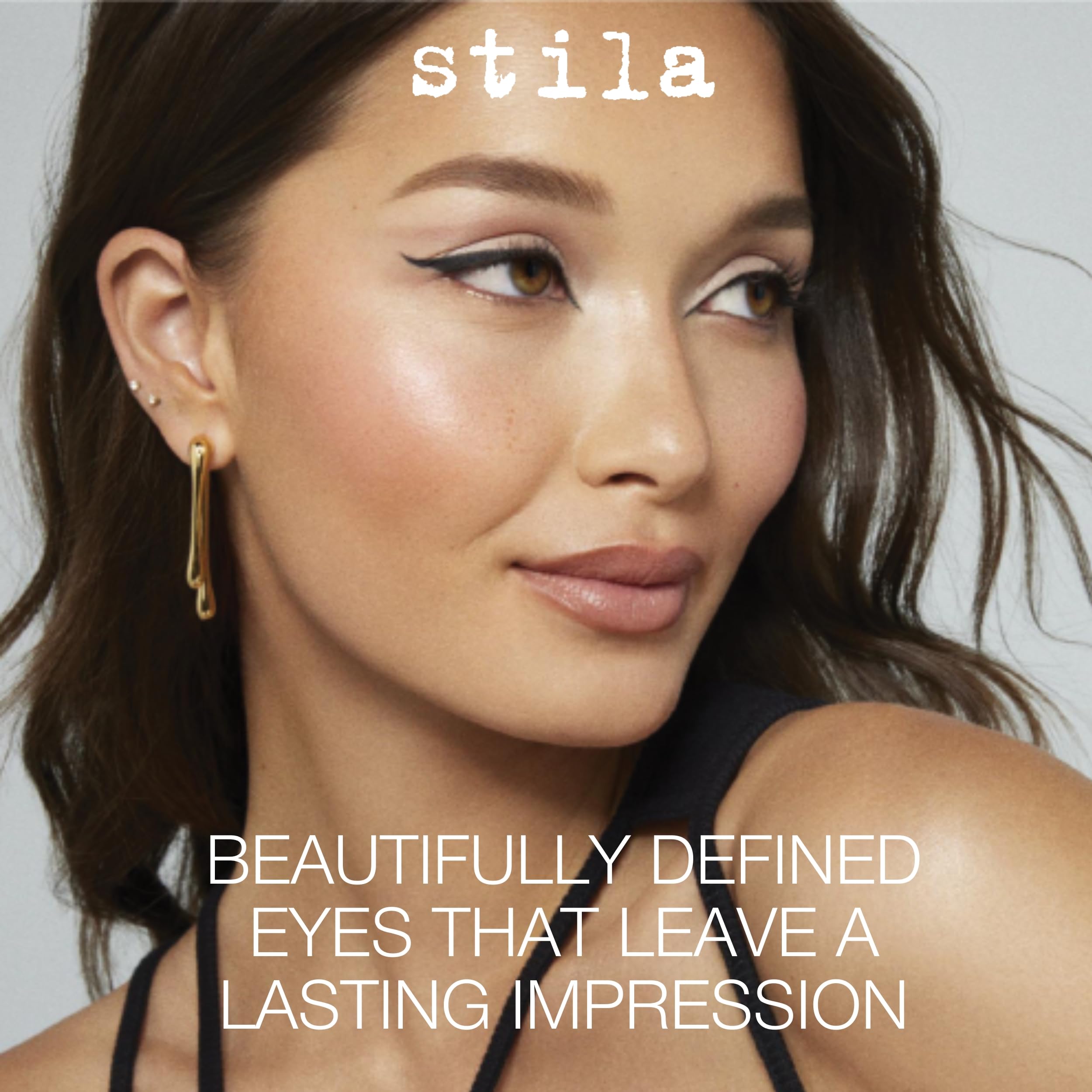 Muestra de piel con delineado negro intenso de Stila.