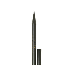 Delineador líquido Stila con punta fina para un trazo preciso y duradero.