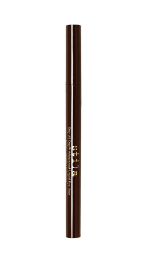 Delineador líquido Stila en marrón oscuro, resistente al agua para un look duradero.