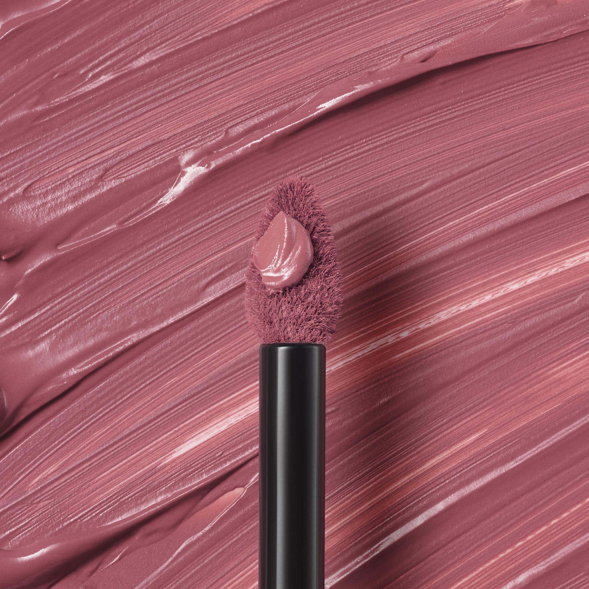 Cobertura intensa que realza el color Patina en labios.