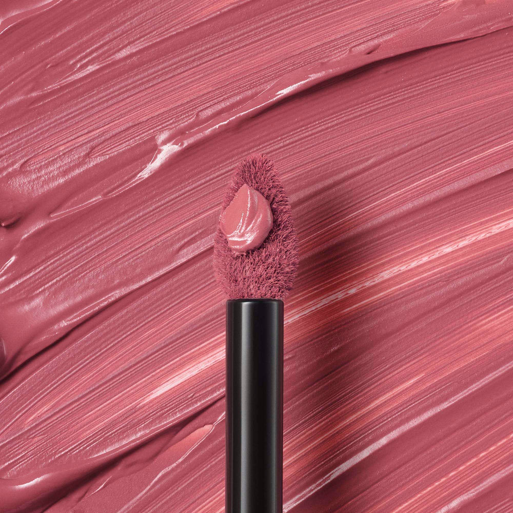 Cobertura intensa que realza el color Patina en labios.