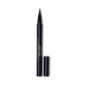Delineador líquido Stila Stay All Day con punta fina en tono azul midnight para trazos definidos.