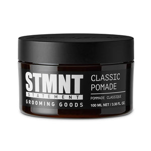STMNT Classic Pomade: lata en mesa para control firme y brillo natural.