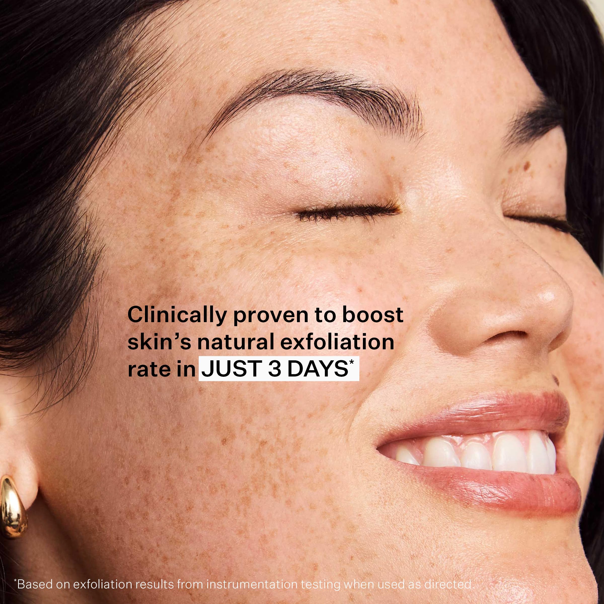 Aplicación en rostro con disco StriVectin Daily Reveal exfolia con suavidad
