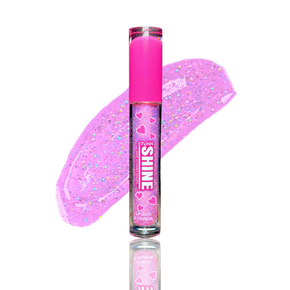 Stunn Shine ofrece brillo labial con destellos rosados para un acabado deslumbrante