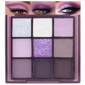 Paleta SUAKE con sombras púrpura para looks intensos y duraderos.