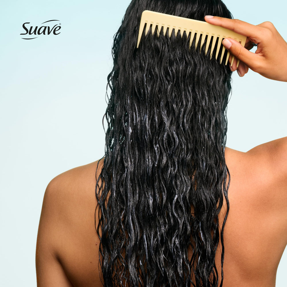 Fragancia frutal y floral del Acondicionador Suave para una experiencia agradable.