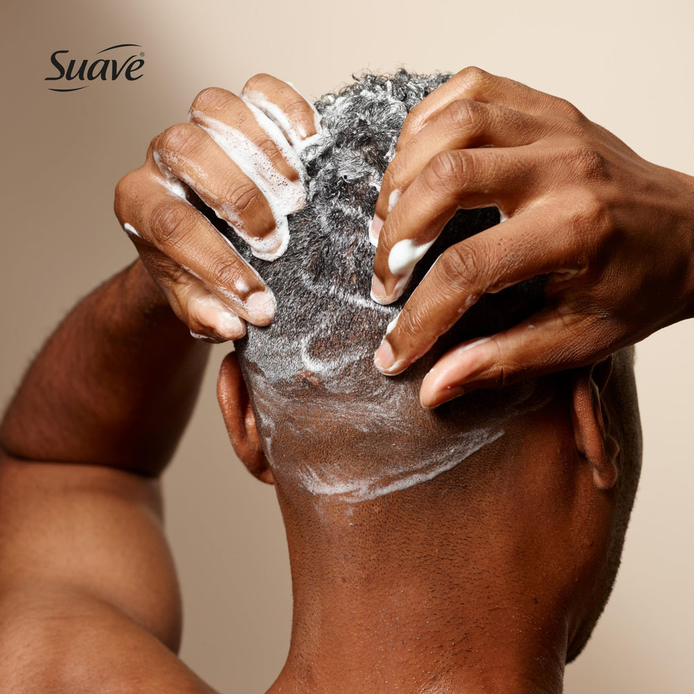Suave Men Ocean Charge, espuma cremosa, sensación fresca durante el lavado.