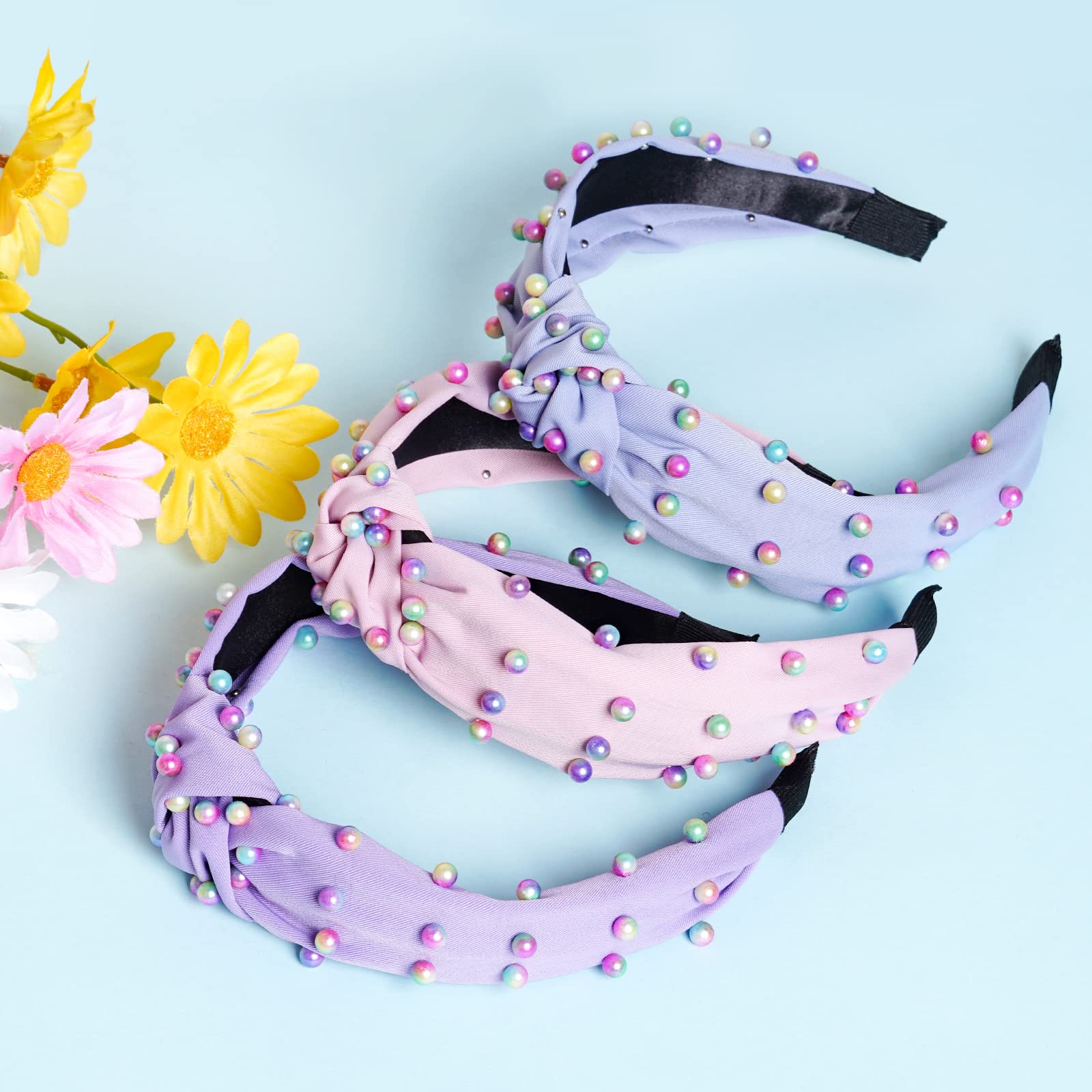 Diadema Sucrain de perlas rosas con turbante, añade toque chic al conjunto.