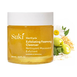 Suki Exfoliante espumoso en botella, exfolia y revitaliza la piel.