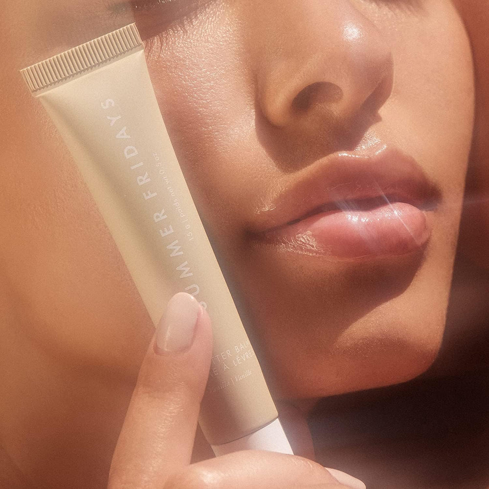Brillo suave del bálsamo labial para un look natural.