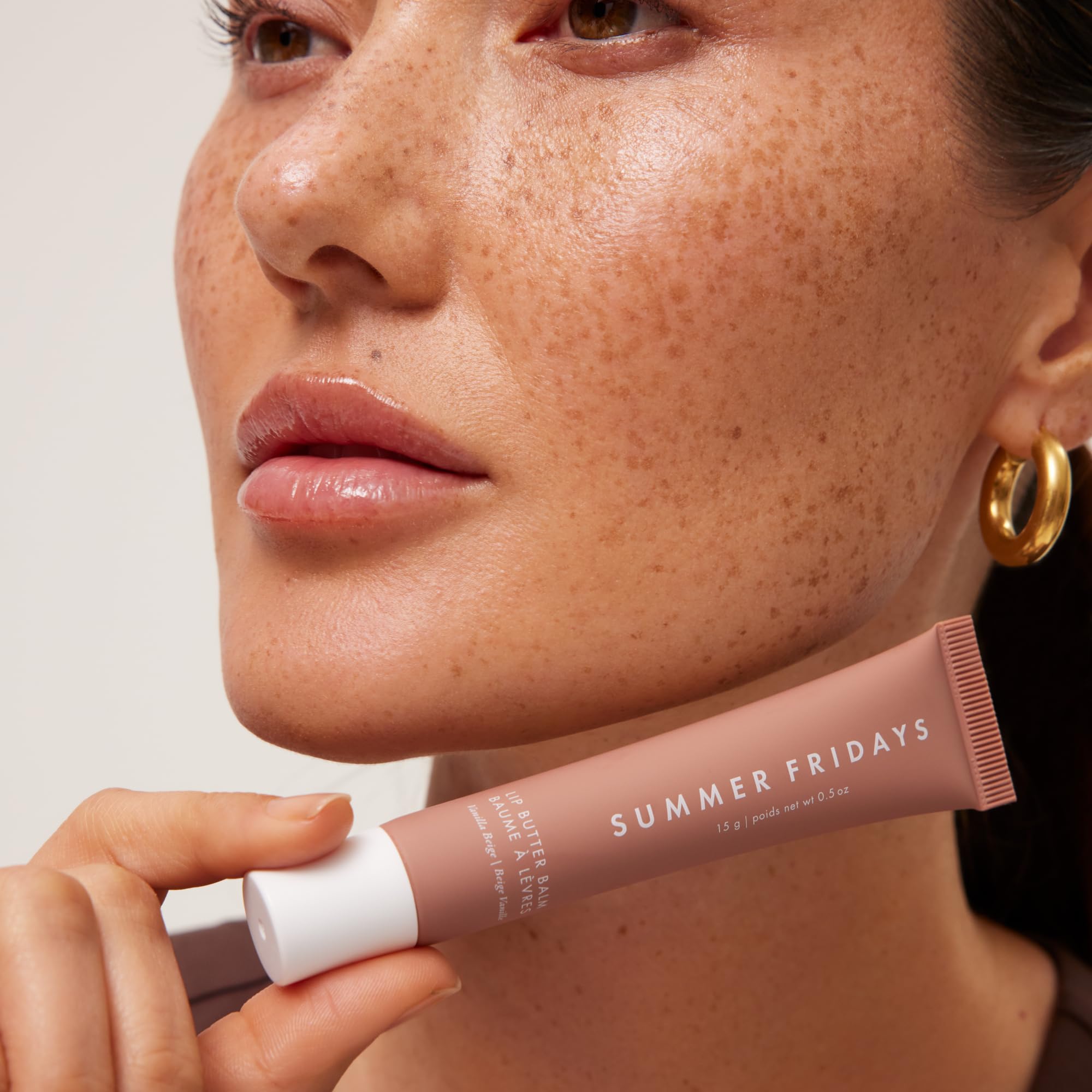 Summer Fridays Balsamo Labios brillo sutil que realza el color natural.