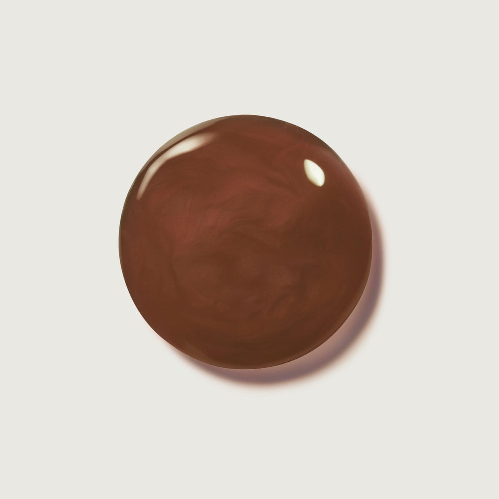Aplicación del Bálsamo Labial Hot Cocoa para tinte cálido y suave.