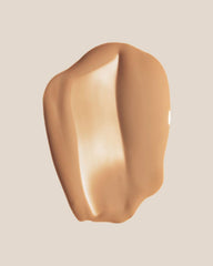 Aplicación de Summer Fridays Sheer Skin Tint en la palma con tono natural.