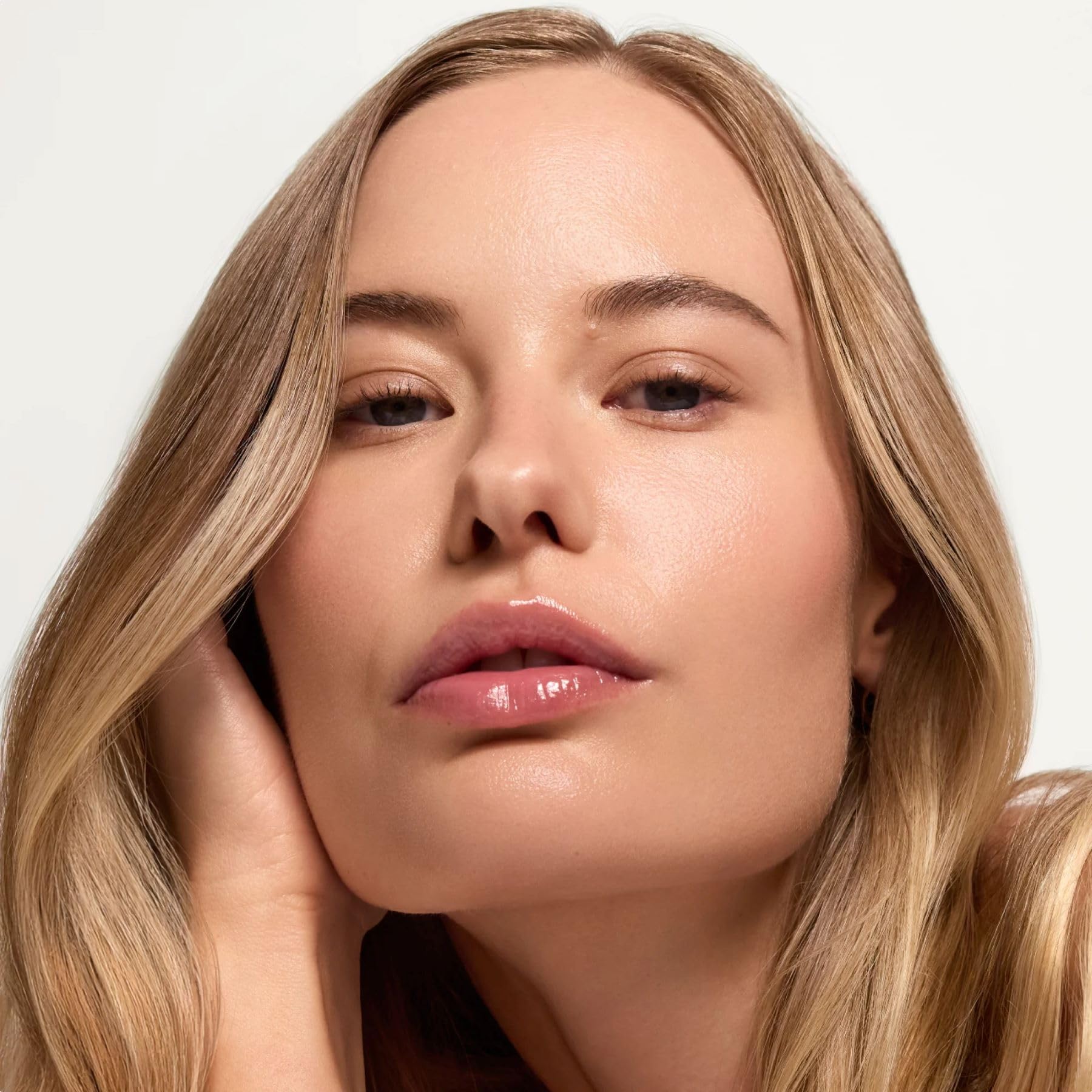 Tono 4.5 frío melocotón de Summer Fridays Sheer Skin Tint en piel.