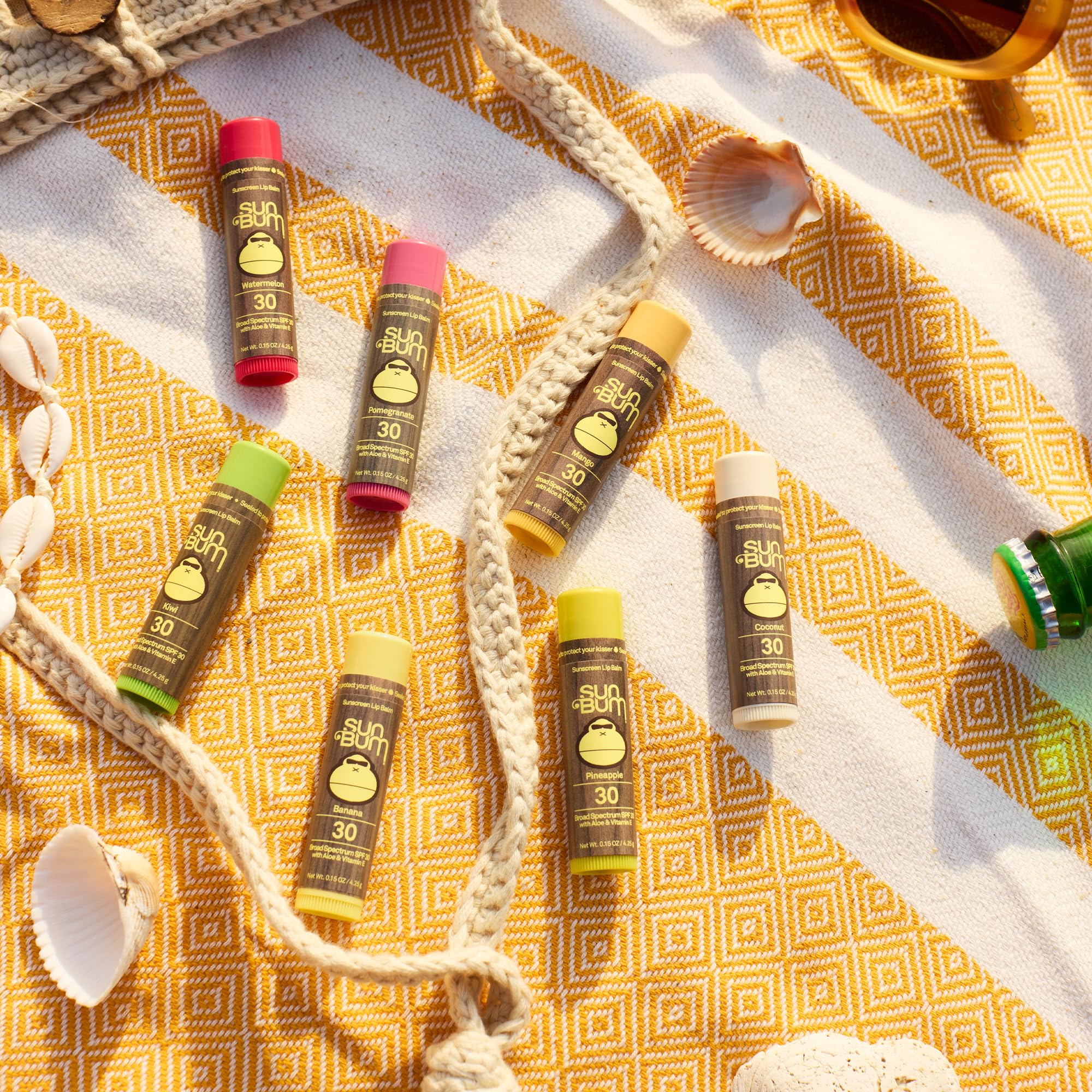 Sun Bum bálsamo labial en envase compacto, fácil de llevar.