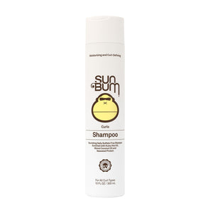 Sun Bum Curls Shampoo en botella frontal, acabado suave para rizos definidos.