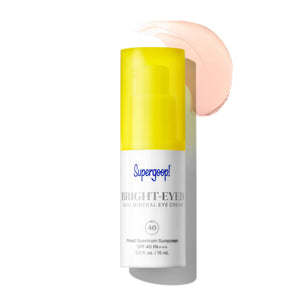 Supergoop Bright-Eyed ilumina la mirada con crema mineral para iluminación ocular y protección ultravioleta.