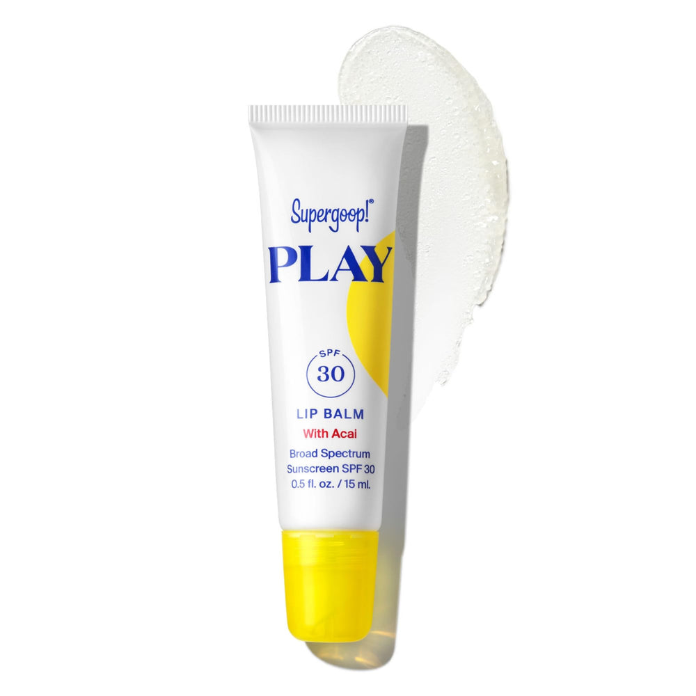 Bálsamo labial Supergoop PLAY con Acai, envase compacto y hidratación suave.