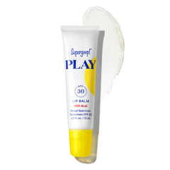 Bálsamo labial Supergoop PLAY con Acai, envase compacto y hidratación suave.