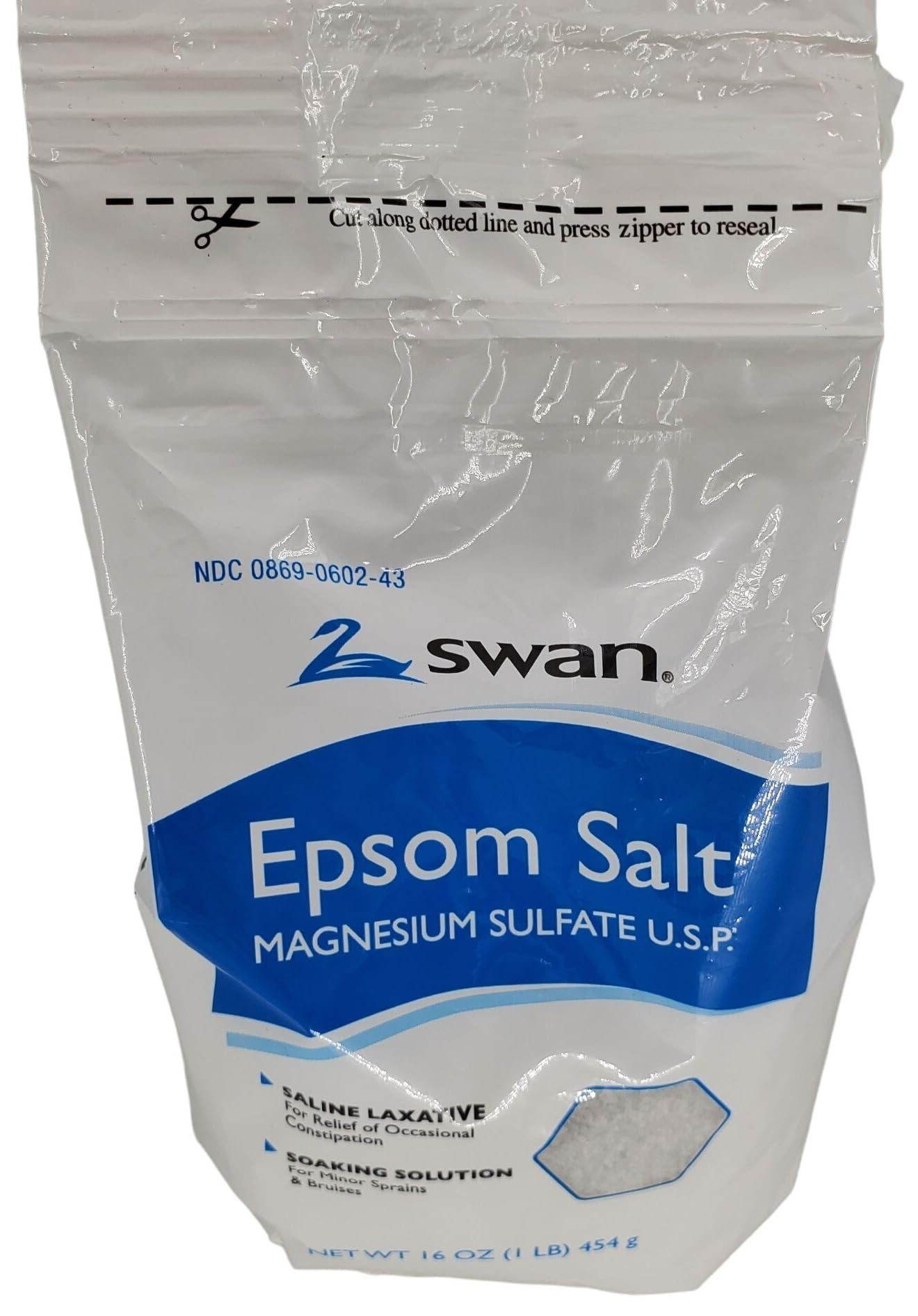 Swan Epsom Salt 16 onzas, vertido en tina para baño tranquilo.