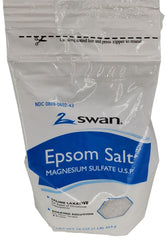 Swan Epsom Salt 16 onzas, vertido en tina para baño tranquilo.