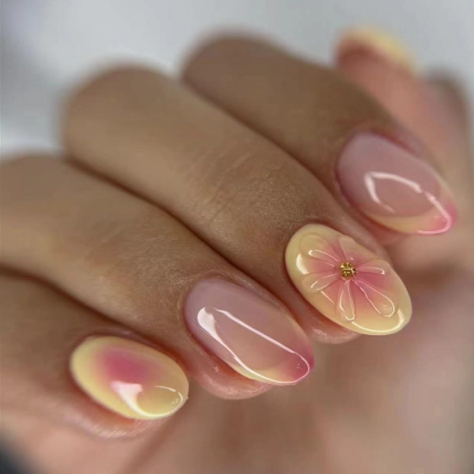 Uñas SWEKKE corto almendra con Francesa y flores amarillas y rosadas para look diario.