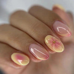 Uñas SWEKKE corto almendra con Francesa y flores amarillas y rosadas para look diario.