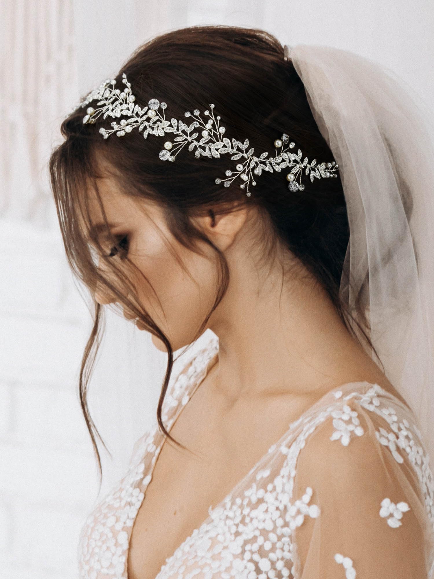Tocado SWEETV visto de perfil, acento glam para el look nupcial.