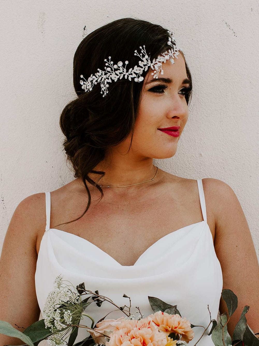 Modelo para ceremonia SWEETV, complemento romántico y elegante.