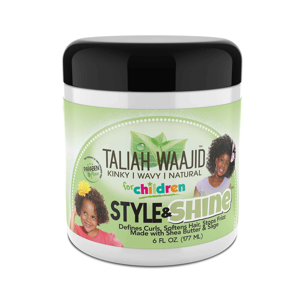 Aplicación de Herbal Style & Shine en cabello natural con rizos apretados.