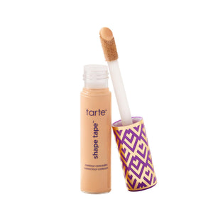 Corrector tarte con aplicador jumbo para una aplicación rápida y precisa.