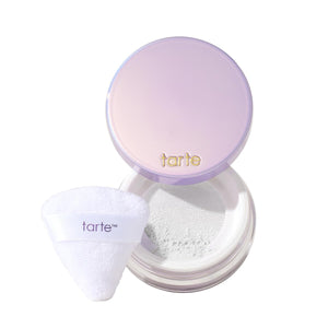 Tarte Creaseless Polvo Suelto con puff para aplicación precisa y uniforme.